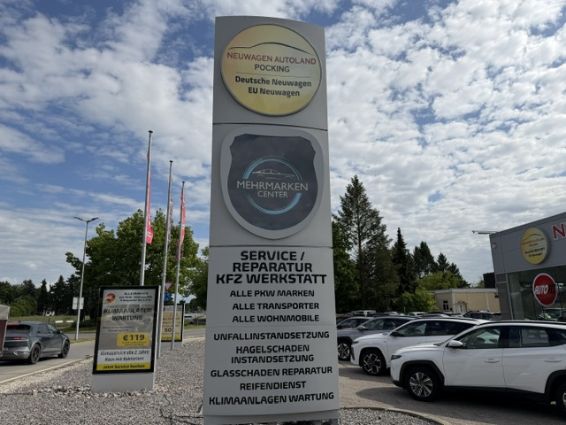 Das Außenschild des Autohauses