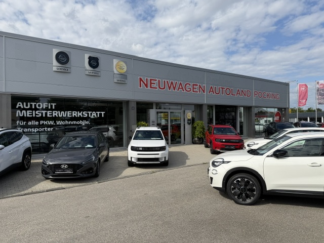 Das Autohaus von außen mit Fahrzeugen davor