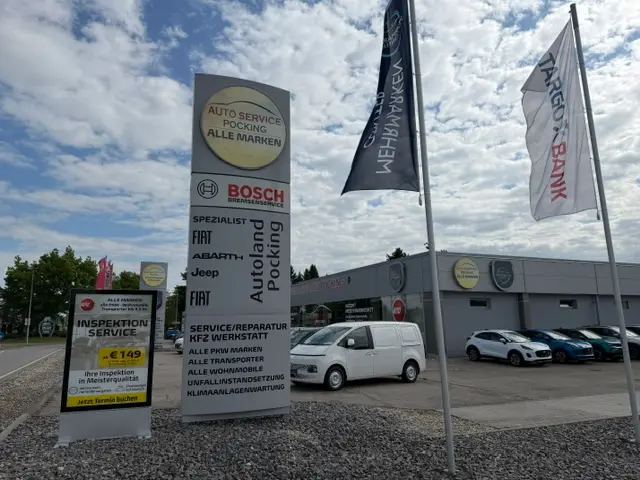 zu sehen: Aussenplatz mit Firmenlogo