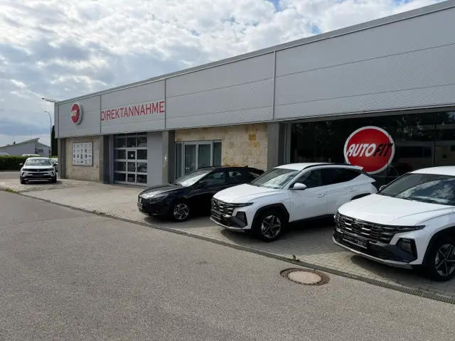 zu sehen: Autohaus von Außen