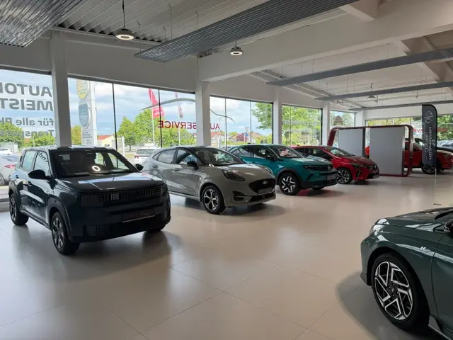zu sehen: Verkaufshalle mit mehreren Autos