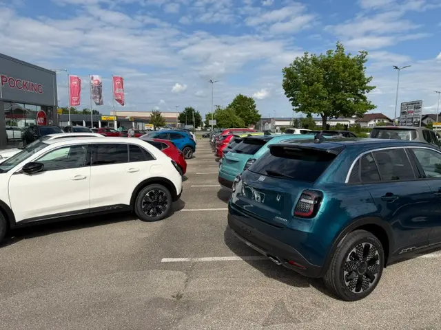 zu sehen: Autohaus von Außen mit mehreren Autos