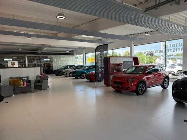 zu sehen: Verkaufshalle mit mehreren Autos