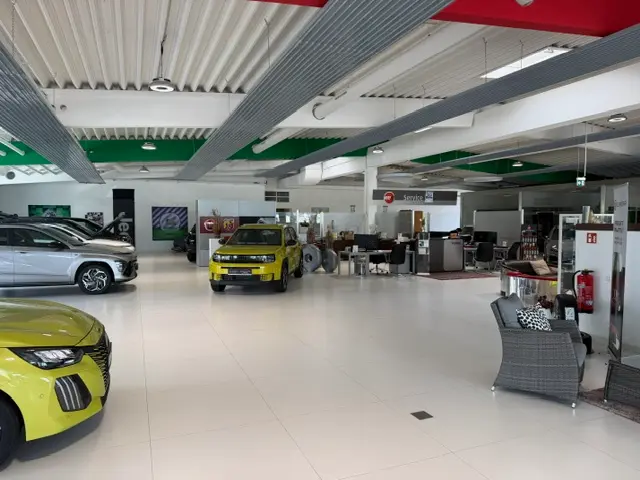 zu sehen: Verkaufshalle mit mehreren Autos