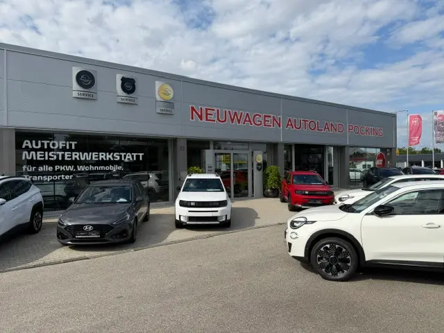 zu sehen: Autohaus von Außen
