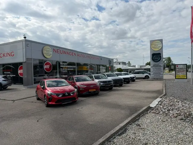 zu sehen: Autohaus von Außen