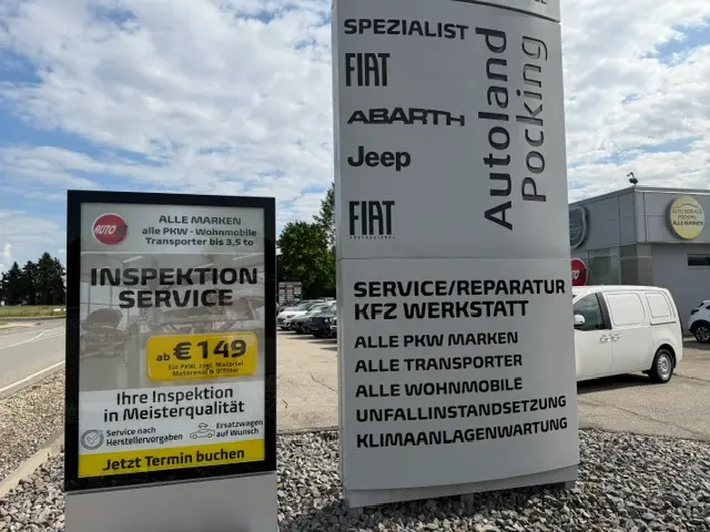 zu sehen: Werbeschild vom Autohaus