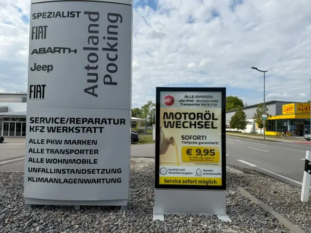 zu sehen: Werbeschild vom Autohaus