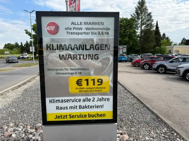 zu sehen: Werbeschild vom Autohaus