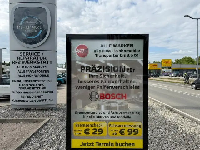 zu sehen: Werbeschild vom Autohaus