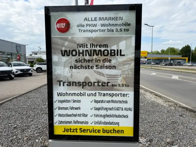 zu sehen: Werbeschild vom Autohaus