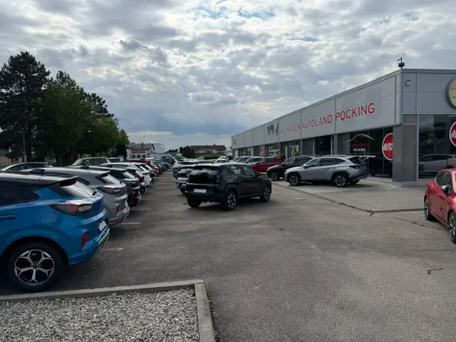 zu sehen: Autohaus von Außen