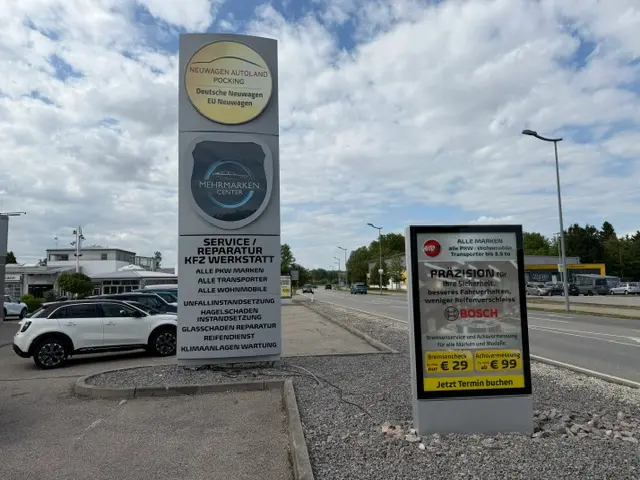 zu sehen: Firmenlogo mit Werbung am Außenplatz