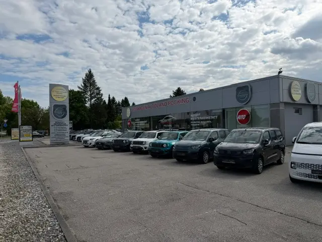 zu sehen: Außenplatz mit mehreren Autos