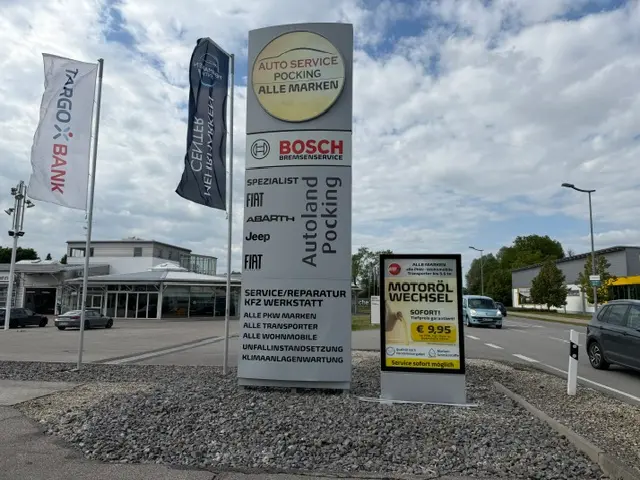 zu sehen: Außenplatz mit Firmenlogo und Werbung